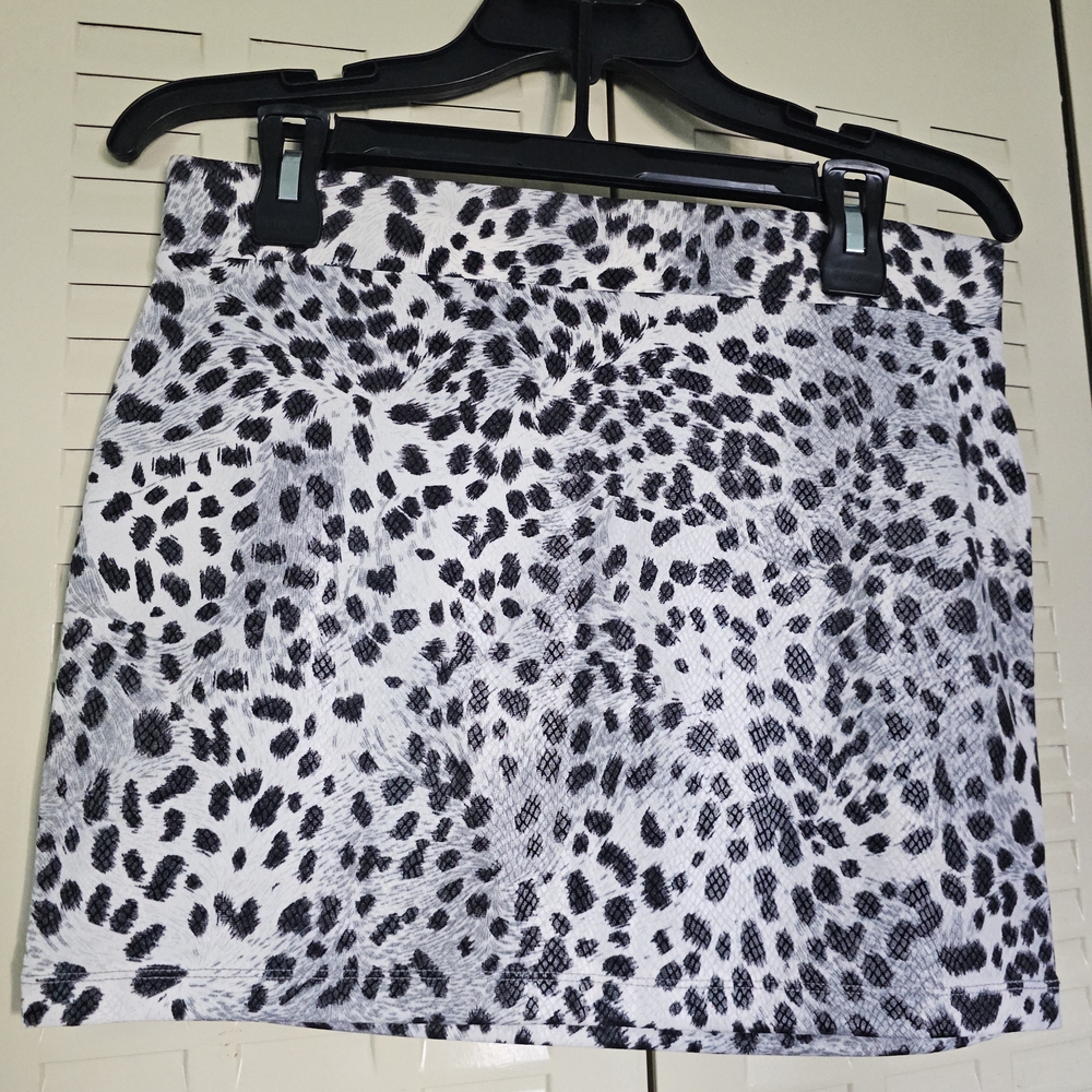 Zenana Outfitters Black and White Patterned Mini Skirt